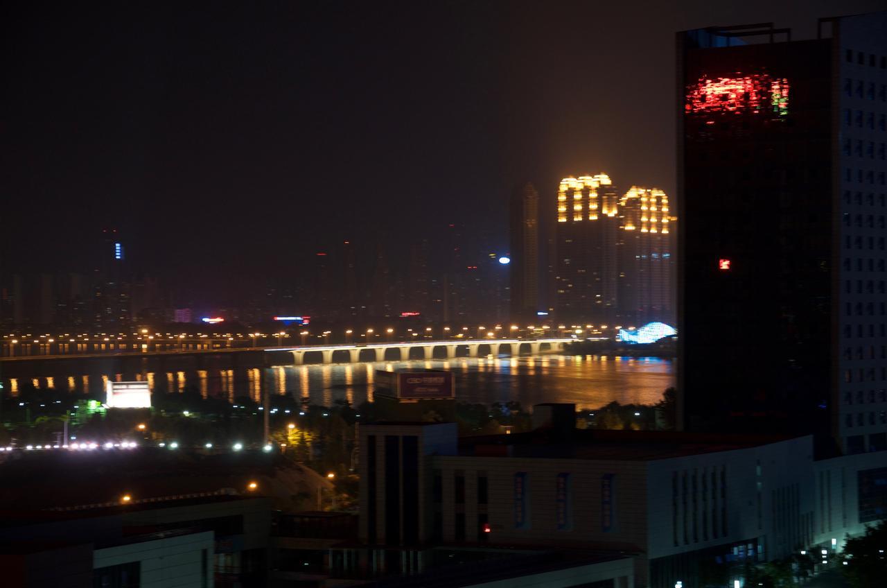 Metropolo, Wuhan, Wuchang Jiangtan Jiyuqiao Subway Station Exterior foto